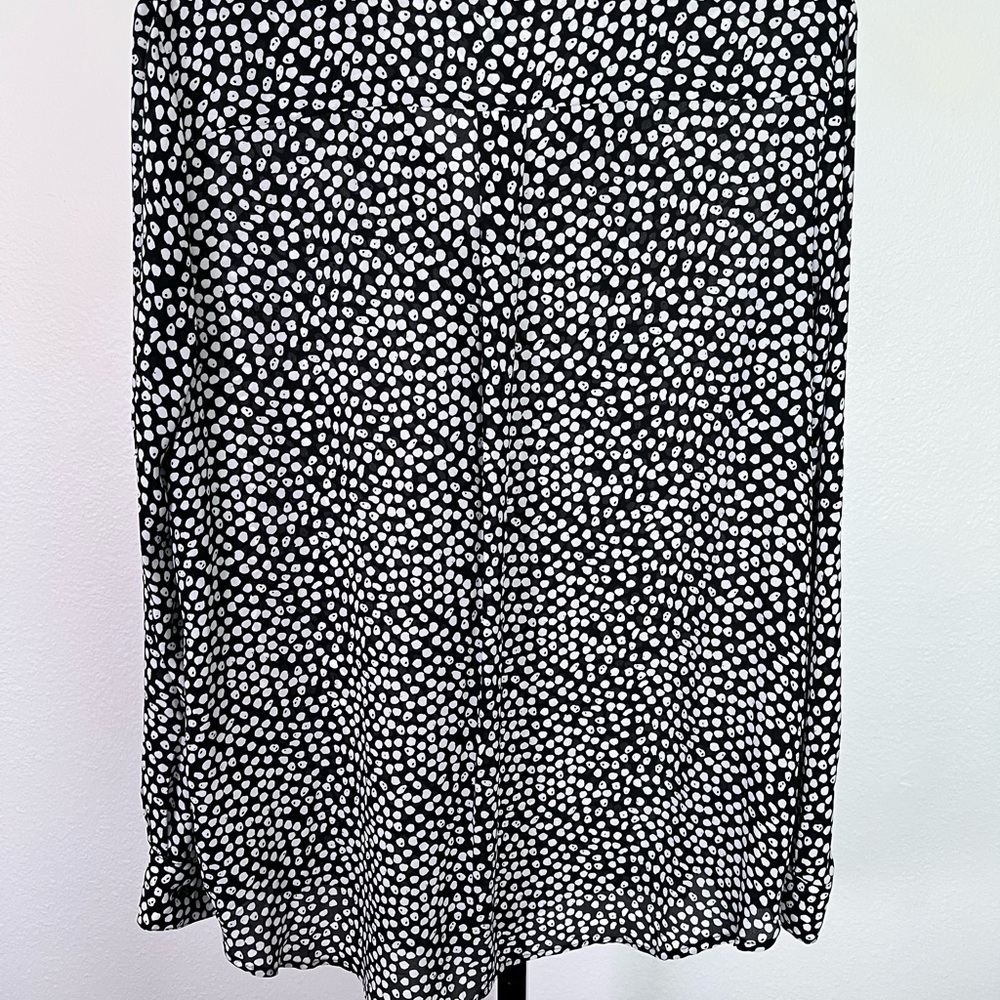 Brand new, no tags Apt. 9 Essentials Monochrome Patterned Blouse - Picture 2 of 3